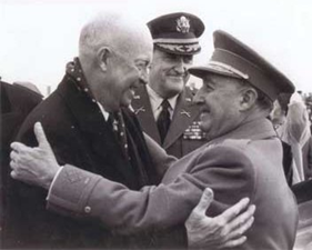 Eisenhower y Franco se saludan efusivamente en el aeropuerto de Barajas en 1959, con el general Vernon Walters observando en segundo plano.