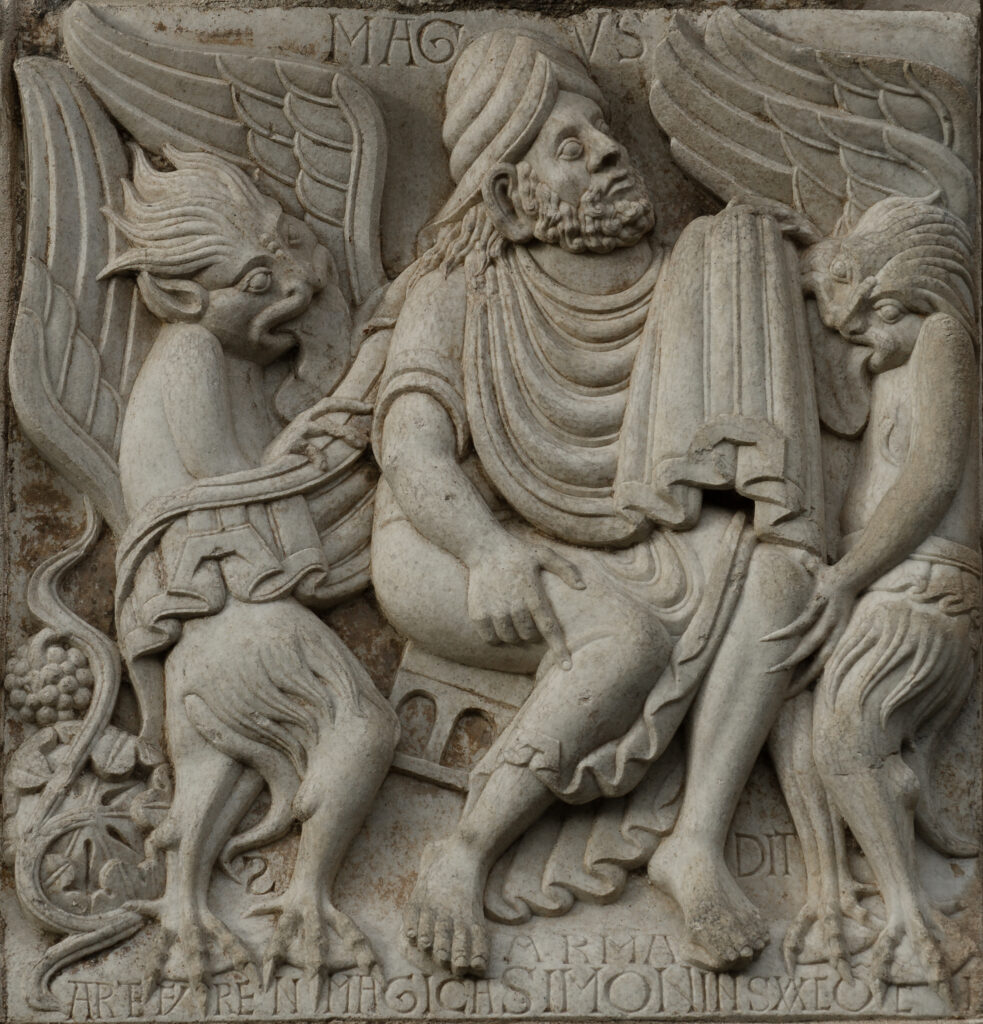 Relieve románico representando a Simón el Mago siendo asistido por demonios.