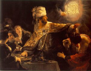 El rey Baltasar se sobresalta ante la escritura divina en la pared durante un banquete fastuoso, rodeado de cortesanos sorprendidos.