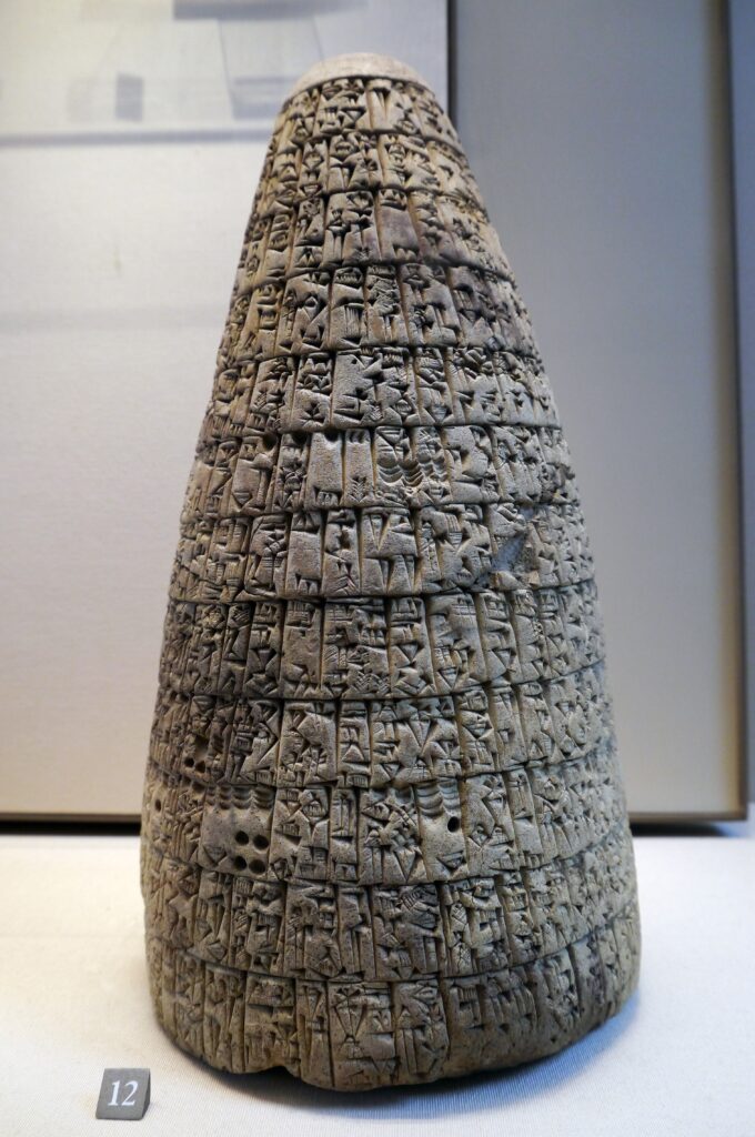 Cono de arcilla sumerio inscrito con escritura cuneiforme; contiene las reformas sociales de Urukagina, rey de Lagash, orientadas a frenar abusos fiscales y proteger a los vulnerables.