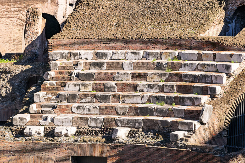 Graderío del Coliseo de Roma con inscripciones de reserva de asiento para los equites romanos (CIL VI 32098b).