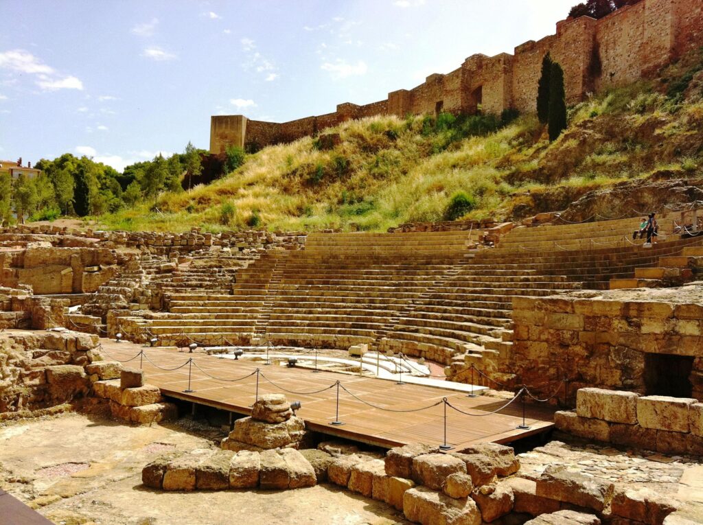 Vista del Teatro Romano de Málaga con la Alcazaba árabe al fondo, tomada desde la calle Alcazabilla.