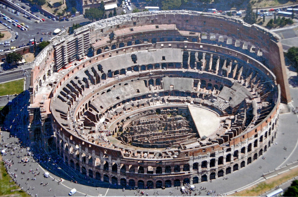 Vista aérea del Coliseo (Anfiteatro Flavio) en Roma.